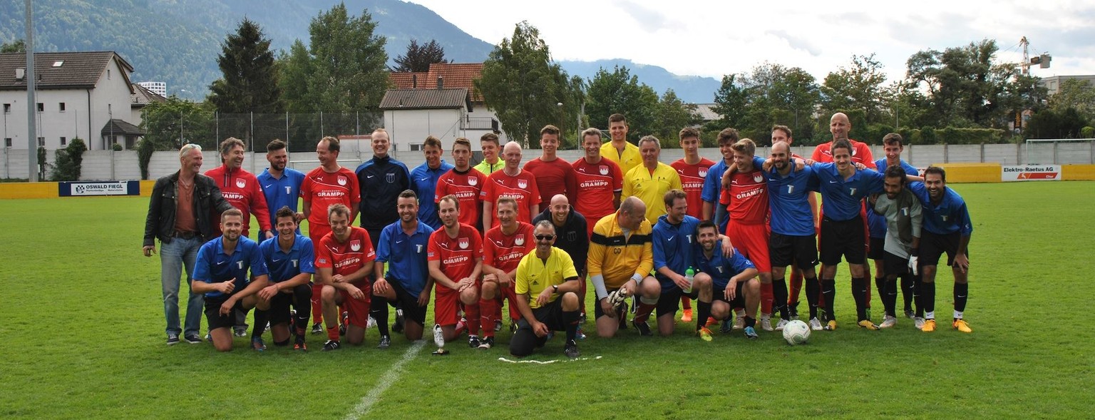 Die Kicker der FA Raetia (blaue Trikots) mit ihren Kollegen aus Franken, die im Herbst mit 6:0 geschlagen wurden.
