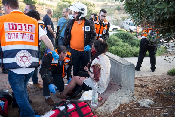 Eine Verletzte wird nach dem Anschlag in Jerusalem versorgt.