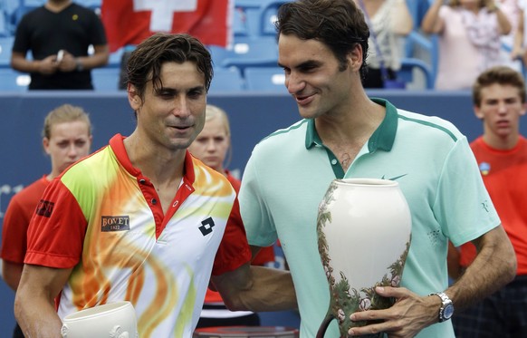 Ferrer muss Federer mal wieder zum Sieg gratulieren.