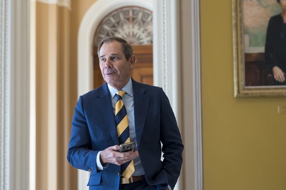 Nachrichten Linkding Sen.-elect John Curtis, R-Utah, walks through a corridor before meeting with Senate Minority Leader Mitch McConnell, R-Ky., and other incoming Republicans, at the Capitol in Washington, Tuesday, Nov.  ...