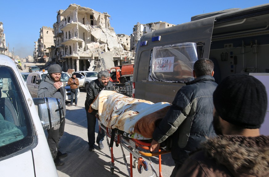 Men push an evacuee on a stretcher as vehicles wait to evacuate people from a rebel-held sector of eastern Aleppo, Syria December 15, 2016. REUTERS/Abdalrhman Ismail
