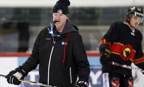 SCB Trainer Kari Jalonen waehrend einem Training des SC Bern, am Montag, 20. Maerz 2017, in der Postfinance Arena in Bern. (KEYSTONE/Peter Klaunzer)