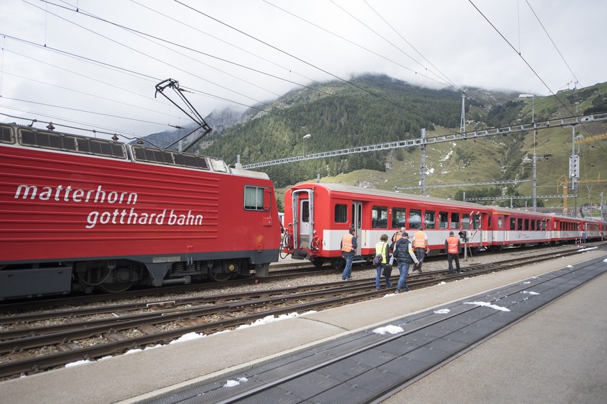 Rescue workers stand next to the crashed train with 30 injured passengers at the Andermatt train station in the Canton of Uri, Switzerland, on Monday, September 11, 2017. (KEYSTONE/Urs Flueeler)

Rett ...