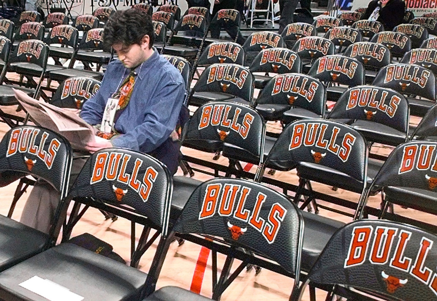 A member of the news media waits for the press conference by Michael Jordan to begin in Chicago&#039;s United Center, Wednesday, January 13, 1999. Jordan is expected to announce his retirement from th ...