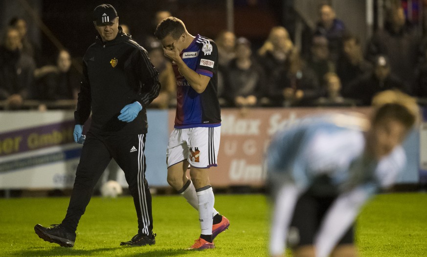 Der Basler Kevin Bua muss verletzt vom Platz, beim Fussball 1/8-Final Cup Spiel zwischen dem FC Tuggen und dem FC Basel, am Mittwoch, 26. Oktober 2016, im Stadion Linthstrasse in Tuggen. (KEYSTONE/Gia ...