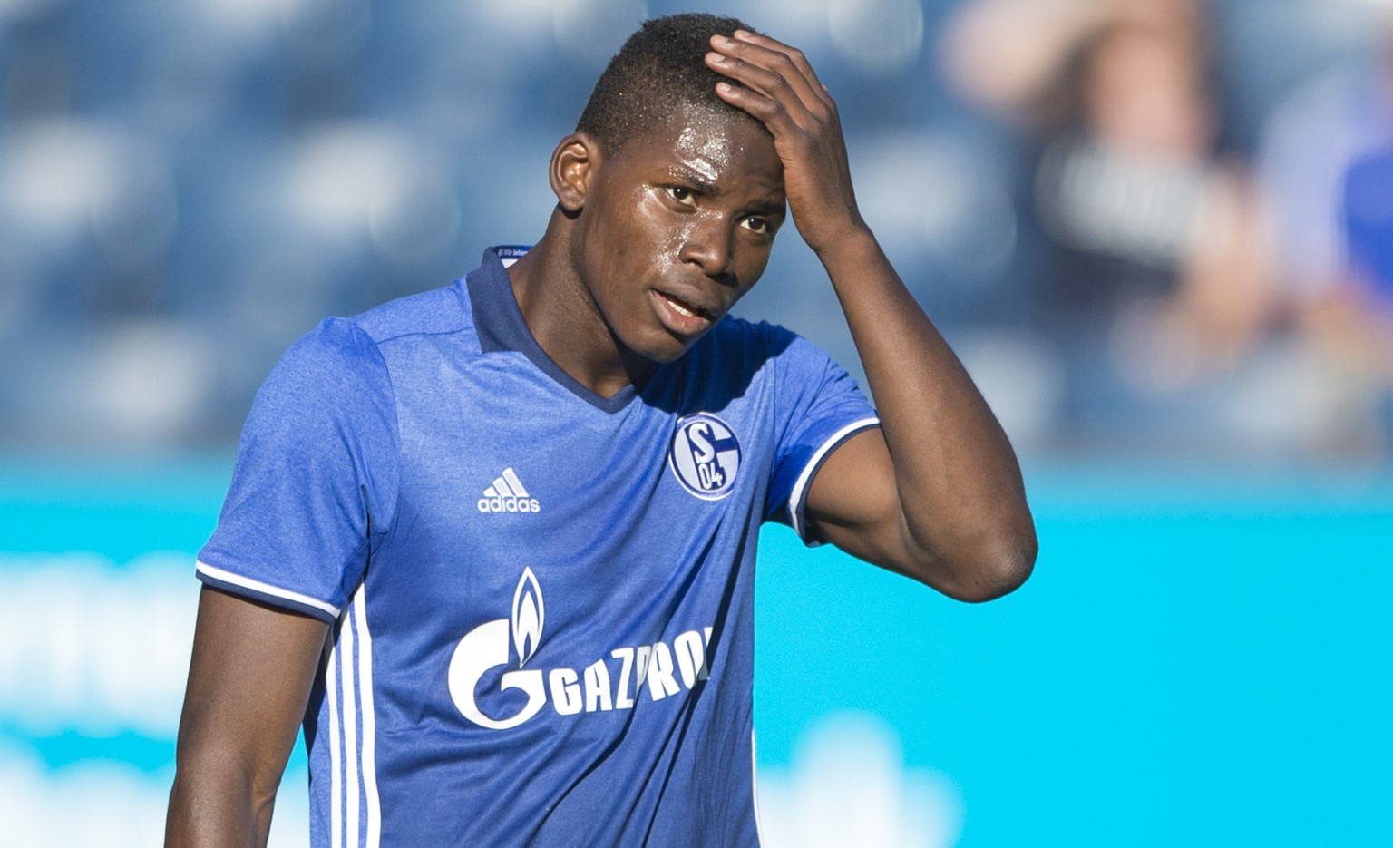 Der Schweizer Breel Embolo von Schalke 04 beim Fussball Freundschaftsspiel zwischen dem FC Luzern und dem FC Schalke 04 vom Samstag, 16. Juli 2016, in Luzern. (KEYSTONE/Urs Flueeler)