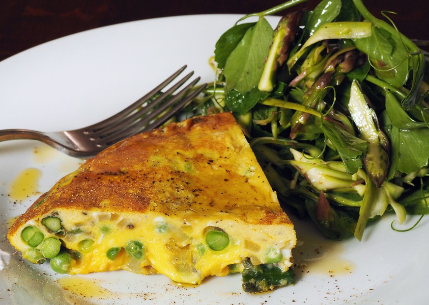 spargel frittata omelette erbsen http://www.seriouseats.com/recipes/2014/05/asparagus-pea-frittata-asparagus-mint-salad-recipe.html