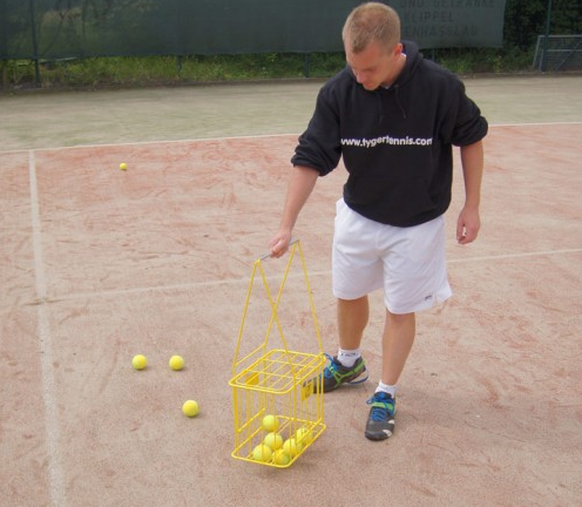 Der Ballkorb gehört zum Standardinventar eines Tennistrainers.