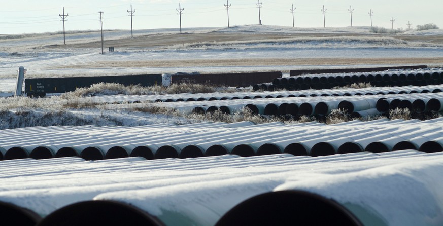 FILE PHOTO -- A depot used to store pipes for Transcanada Corp&#039;s planned Keystone XL oil pipeline is seen in Gascoyne, North Dakota November 14, 2014. REUTERS/Andrew Cullen/File Photo