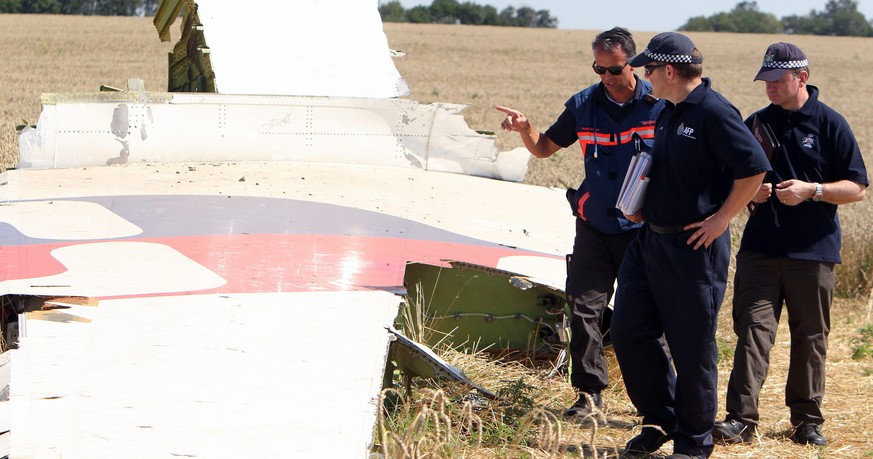 Experten aus den Niederlanden und aus Australien begutachten den Absturzort der Maschine MH17.