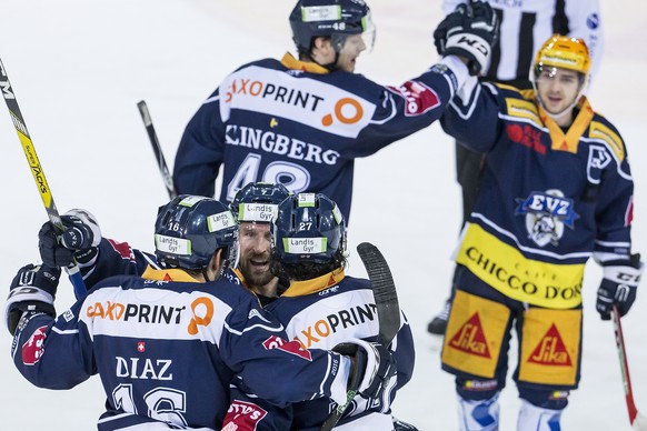 Die Zuger Raphael Diaz, David McIntyre, Josh Holden, Carl Klingberg und Lino Martschini, von links, freuen sich ueber den Sieg waehrend dem Eishockey-Meisterschaftsspiel der National League A zwischen ...