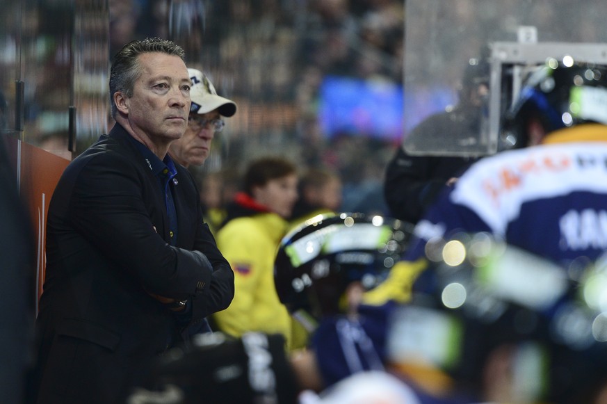 Der Coach des EV Zug, Harold Kreis, beim Eishockey Meisterschaftsspiel der National League A zwischen dem EV Zug und dem SC Bern am Samstag, 12. Dezember 2015, in der Bossard Arena in Zug. (KEYSTONE/U ...