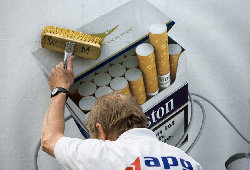 ZUR MELDUNG, DASS DER NATIONALRAT EIN VERBOT FUER TABAKWERBUNG IM KINO UND AUF PLAKATEN ABLEHNT, STELLEN WIR IHNEN AM DONNERSTAG, 8. DEZEMEBER 2016, FOLGENDES ARCHIVBILD ZUR VERFUEGUNG - Ein Mitarbeit ...