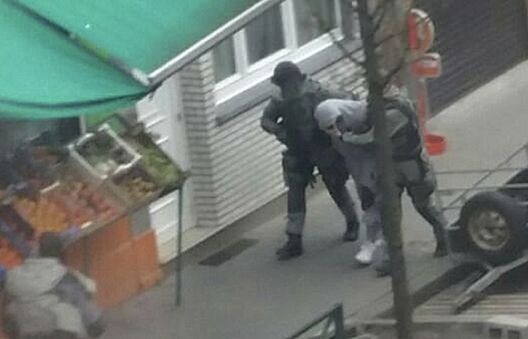 Salah Abdeslam, Europas meistgesuchter Verbrecher, wird im Stadtteil Molenbeek verhaftet.