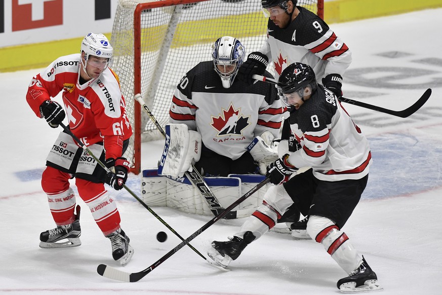 Switzerland&#039;s Tristan Scherwey, left, fight for the puck against Canada&#039;s goalkeeper Danny Taylor, Derek Roy and Jonathan Sigalet, from left, during the Ice Hockey Deutschland Cup at the Cur ...