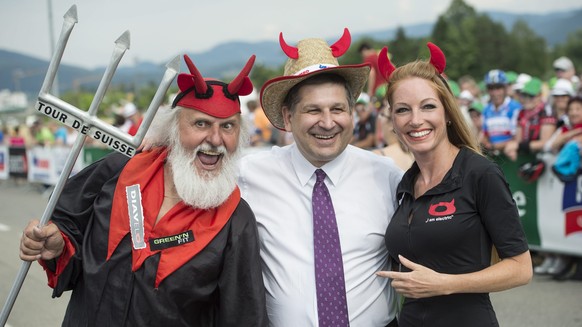 epa04267150 (L-R) German cycling fan Dieter &quot;Didi&quot; Senft, Mayor of Delemont Pierre Kohler (C) and a hostess pose for photographers during the the 6th stage of the 78th Tour de Suisse UCI Pro ...