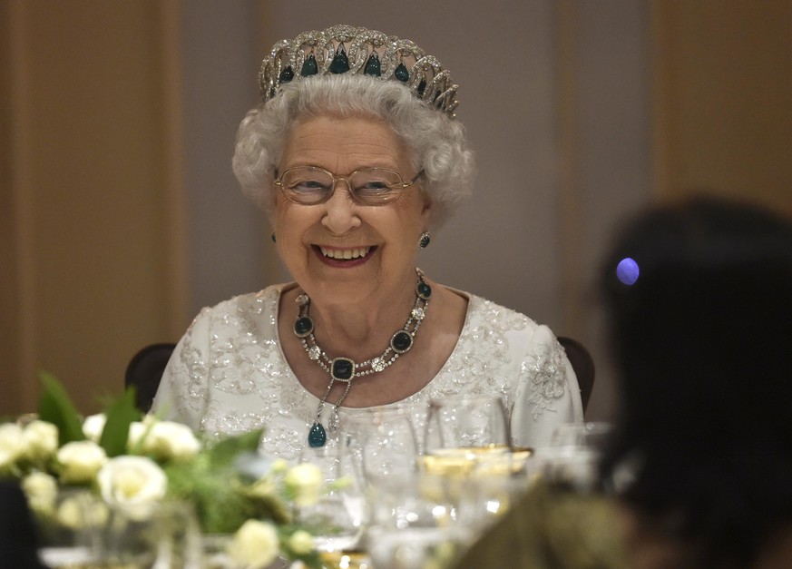 Britain&#039;s Queen Elizabeth smiles as she attends a dinner at the Corinthia Palace Hotel in Attard, Malta, November, 27, 2015 during the Commonwealth Heads of Government Meeting (CHOGM). REUTERS/To ...