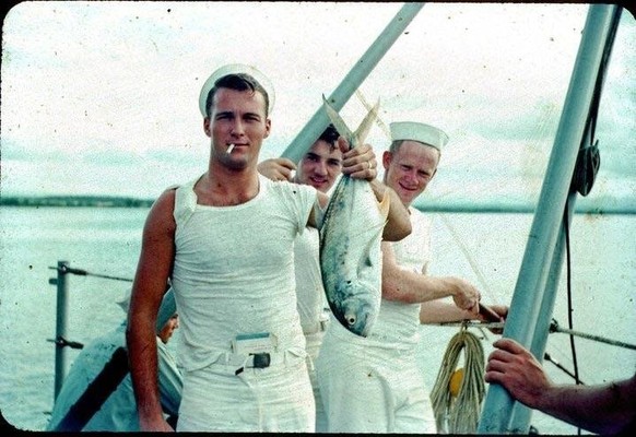 «Mein sehr cooler Grossvater in den 1950ern, wie er einen Fisch hält, eine Zigarette raucht und dabei ein Buch in seine Hosen gesteckt und ein Pack Zigaretten im Ärmel hat.»