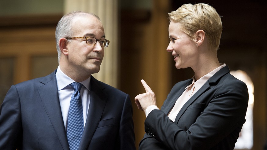 Gregor Rutz, SVP-ZH, und Natalie Rickli, SVP-ZH, sprechen an der Herbstsession der Eidgenoessischen Raete, am Mittwoch, 21. September 2016, im Nationalrat in Bern. (KEYSTONE/Anthony Anex)