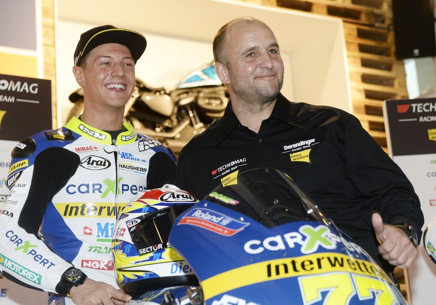 Der Technomag Interwetten Motorradfahrer Dominique Aegerter, links, und Teammanager Frederic Corminboeuf, rechts, posieren fuer die Fotografen, anlaesslich einer Teampraesentation an der Messe Swiss M ...