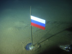 Unvergessen: Zur demonstrativen Untermauerung seiner Ansprüche pflanzte Russland 2007 per U-Boot eine Flagge am Nordpol.