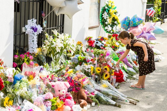 Vor dem Tatort in Charleston werden hunderte Blumen, Stofftiere und Mitteilungen deponiert.