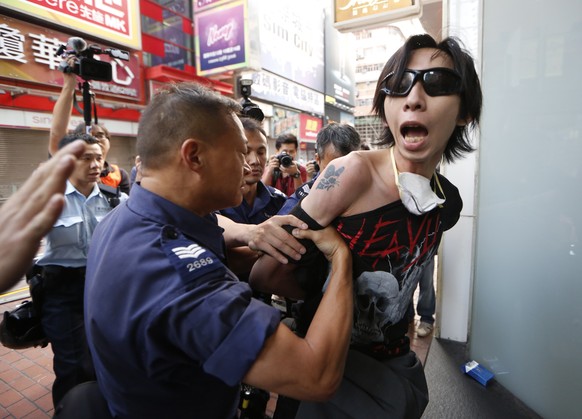 Ein Demonstrant wird festgenommen – allgemein hielt sich jedoch der Widerstand in Grenzen.