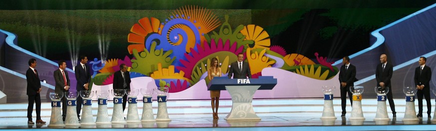 epa04139992 Picture taken on 06 December 2013 shows Brazilian host Fernanda Lima (C-L) and FIFA Secretary General Jerome Valcke (C-R) during the final draw of the preliminary round groups of the FIFA  ...