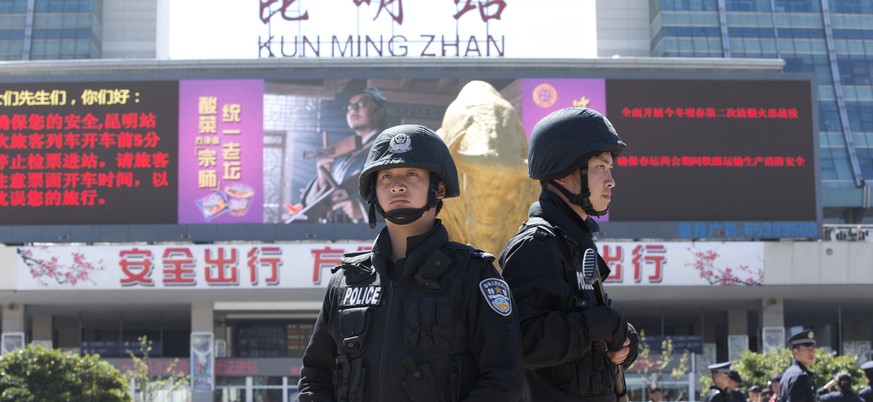 Bahnhof Kunming: Polizisten bewachen die Zugänge zum Ort, in dem das Massaker geschah.&nbsp;