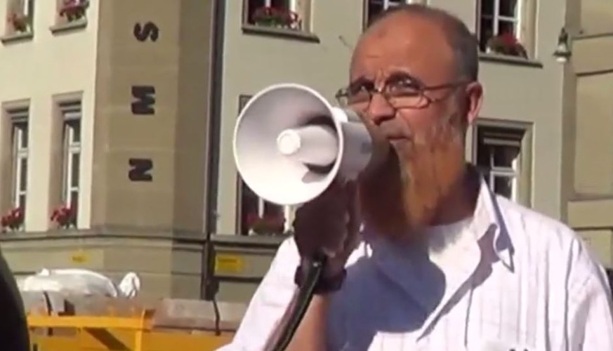 Imam Abu Ramadan an einer Kundgebung in Bern.