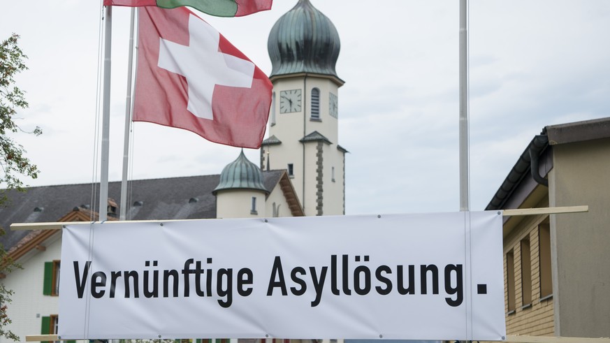 Eine Aufschrift mit dem Text &quot;Vernuenftige Asylloesung&quot;, fotografiert anlaesslich einer Infoveranstaltung ueber eine geplante Asylunterkunft, am Donnerstag 4. August 2016, in Seelisberg, Kan ...