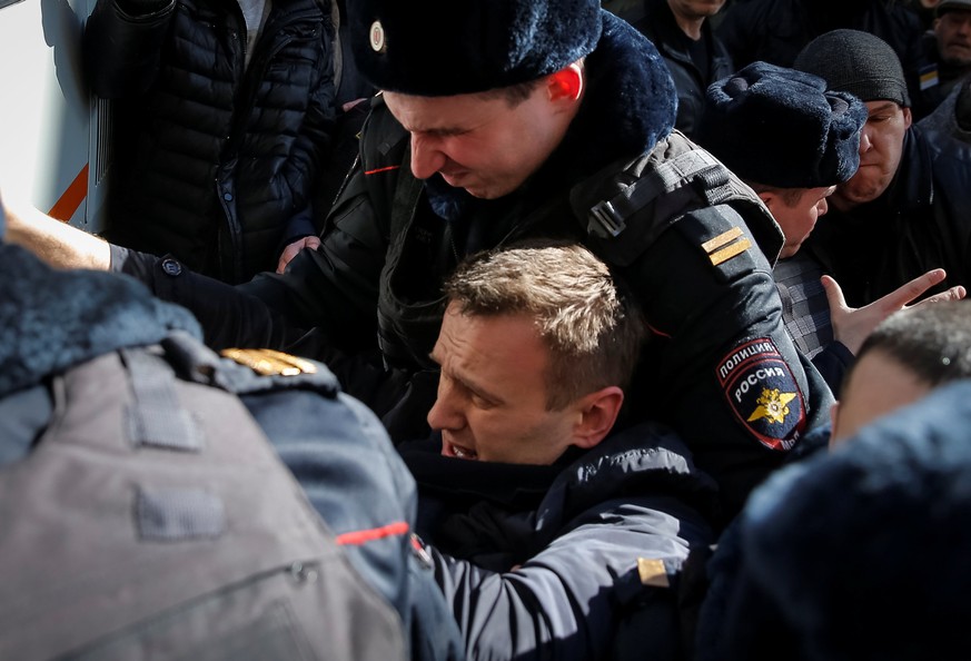 Police officers detain anti-corruption campaigner and opposition figure Alexei Navalny during a rally in Moscow, Russia, March 26, 2017. REUTERS/Maxim Shemetov