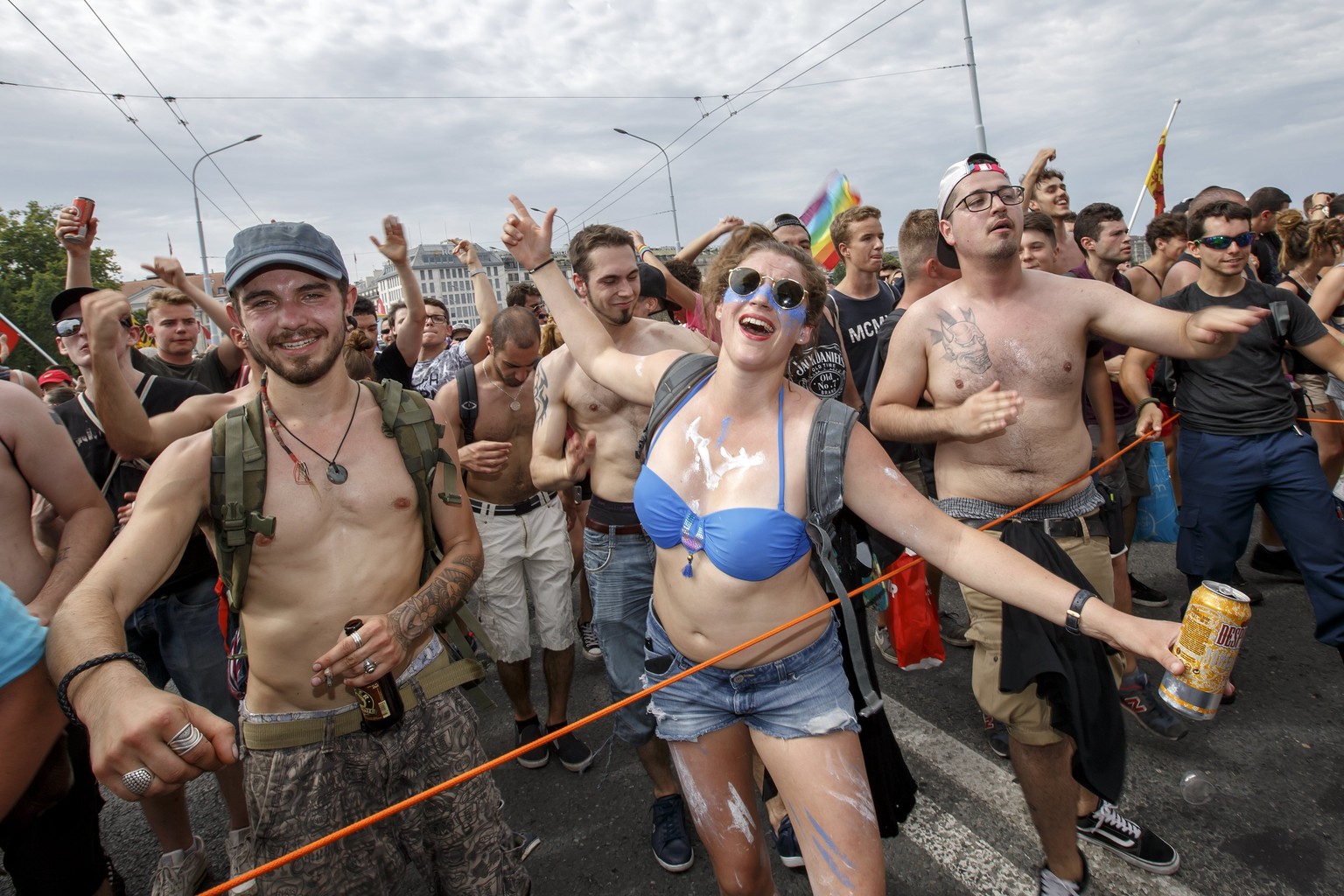 epa06076700 Ravers take part in the 20th edition of the Lake Parade, in Geneva, Switzerland, 08 July 2017. Several thousands techno fans from the French part of Switzerland and from all over Europe pa ...