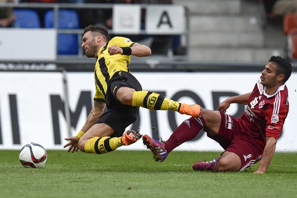 Das Foul, das zum Penalty führte: Ciccone bremst Sutter.