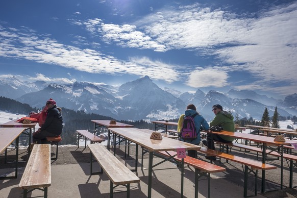 Menschen geniessen die Ruhe und die Aussicht in einem Restaurant oberhalb Amden (SG) am Montag, 20. Februar 2017. (KEYSTONE/Walter Bieri)