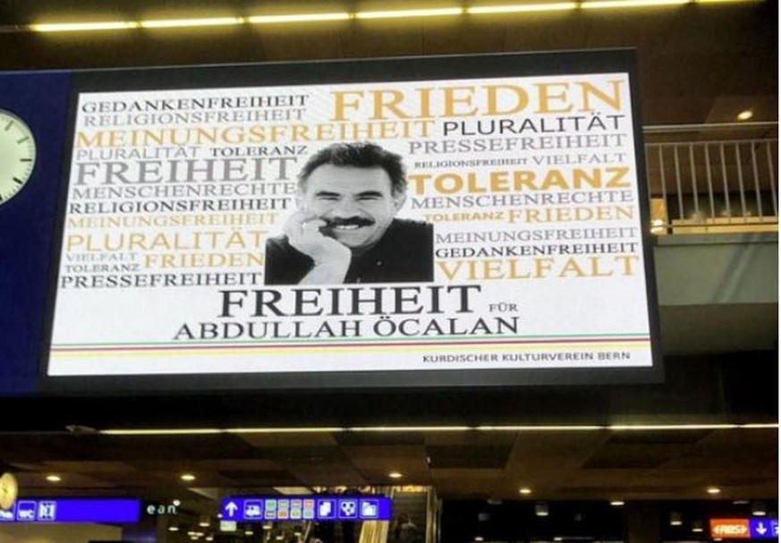 Die umstrittene Anzeige im Bahnhof Bern.
