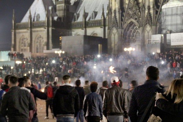 Massenauflauf vor dem Kölner Hauptbahnhof an Silvester.