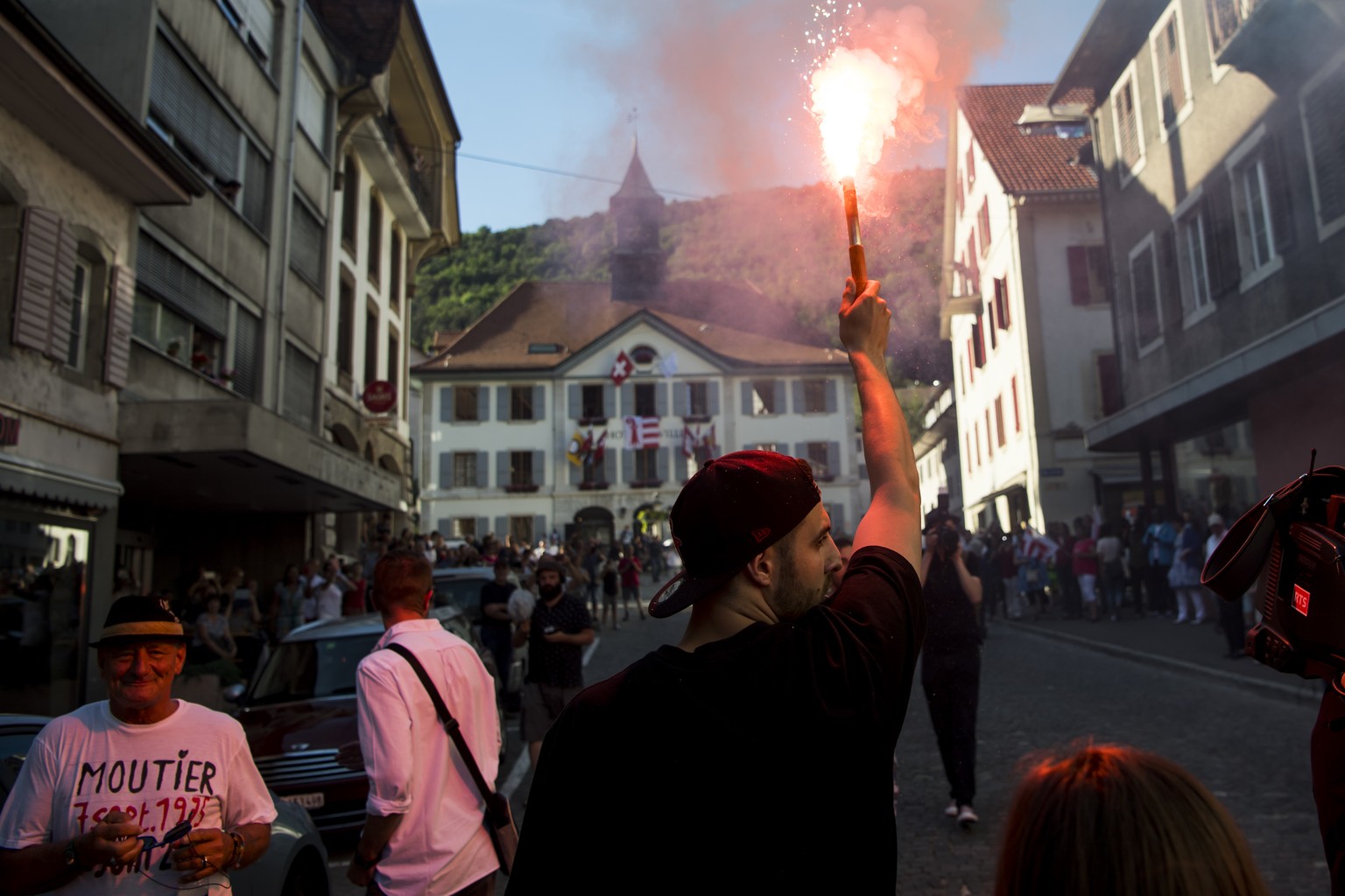 Les militants pro-jurassiens fete la victoire du &quot;Oui&quot; en marchant lors d&#039;un cortege en direction de l&#039;Hotel de ville ce dimanche 18 juin 2017 a Moutier. Le 18 juin, les citoyens d ...