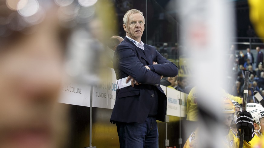 Bern&#039;s Head coach Kari Jalonen looks on his players, during the game of National League A (NLA) Swiss Championship between Geneve-Servette HC and SC Bern, at the ice stadium Les Vernets, in Genev ...