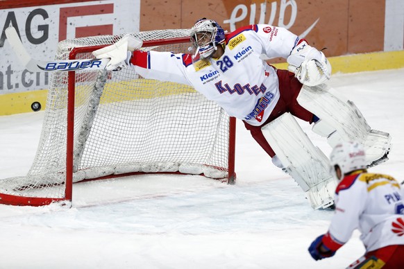 Klotens Torhueter Martin Gerber wehrt einen Puck ab, im Eishockey Meisterschaftsspiel der National League A zwischen dem SC Bern und dem EHC Kloten, am Sonntag, 8. Januar 2017, in der Postfinance Aren ...