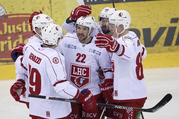 Lausanne&#039;s forward Eric Walsky #22 celebrates his goal with teammates defender Dario Trutmann #86, defender Joel Genazzi #79, center Etienne Froidevaux, 2nd right, and forward Harri Pesonen, of F ...