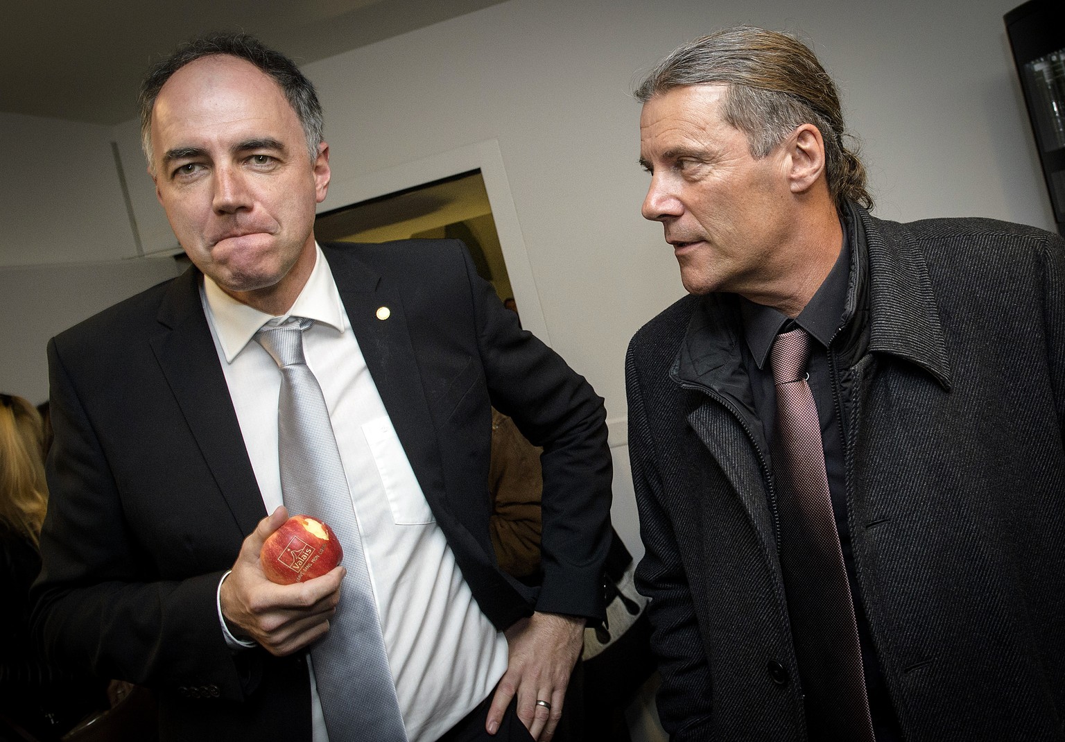 Christophe Darbellay (PDC), a gauche, et le Conseiller d&#039;Etat, Oskar Freysinger de la formation &quot;Ensemble a droite&quot;, candidats, lors des elections au Conseil d&#039;Etat valaisan ce dim ...