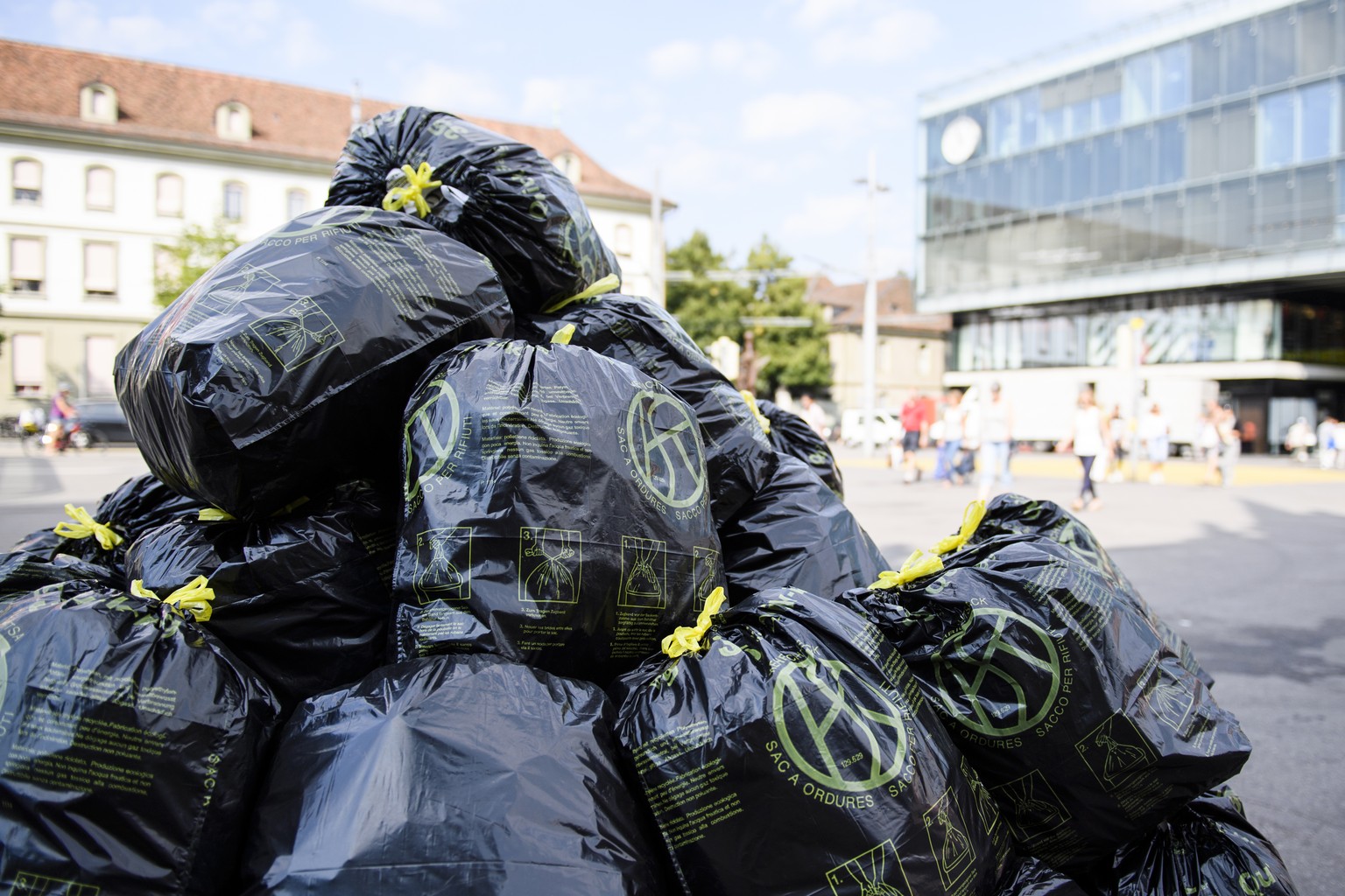 Abfallsaecke auf dem Bahnhofsplatz in Bern, anlaesslich einer Fotoaktion der Gruenen des Kanton Berns fotografiert am Donnerstag, 1. September 2016, in Bern. Der Schritt zur Gruenen Wirtschaft ist aus ...