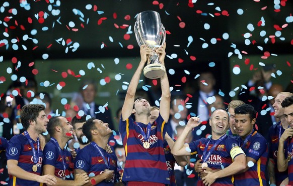 epa04880456 Barcelona&#039;s Sergio Busquets (C) celebrates with the trophy after winning the UEFA Super Cup match between FC Barcelona and Sevilla at Boris Paichadze Dinamo Arena in Tbilisi, Georgia, ...