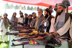 Ehemalige Taliban geben ihre Waffen an US-Streitkräfte ab.
