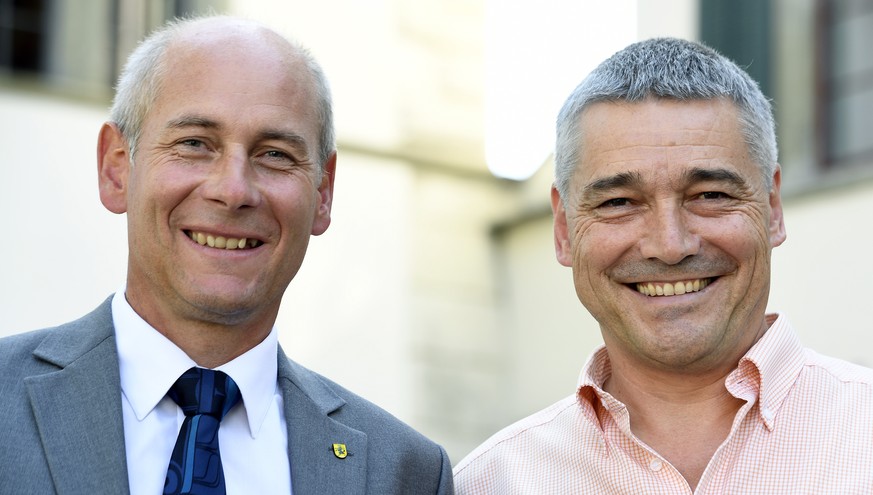 Martin Kessler, links, (FDP) und Walter Vogelsanger, rechts, (SP) strahlen nach ihrer Wahl in den Regierungsrat in Schaffhausen am Sonntag, 28. August 2016. Die Sitzverteilung in der Schaffhauser Kant ...