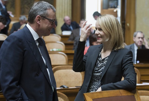 Ruedi Noser und Natalie Rickli bei der angeregten Diskussion im Nationalratssaal.