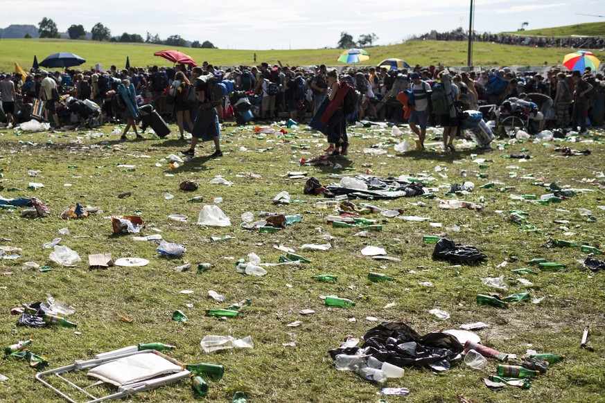 Muell liegt auf dem Boden neben wartenden Besuchern, am ersten Tag des Openair St. Gallen, am Donnerstag, 25. Juni 2015, in St. Gallen. (KEYSTONE/Gian Ehrenzeller)