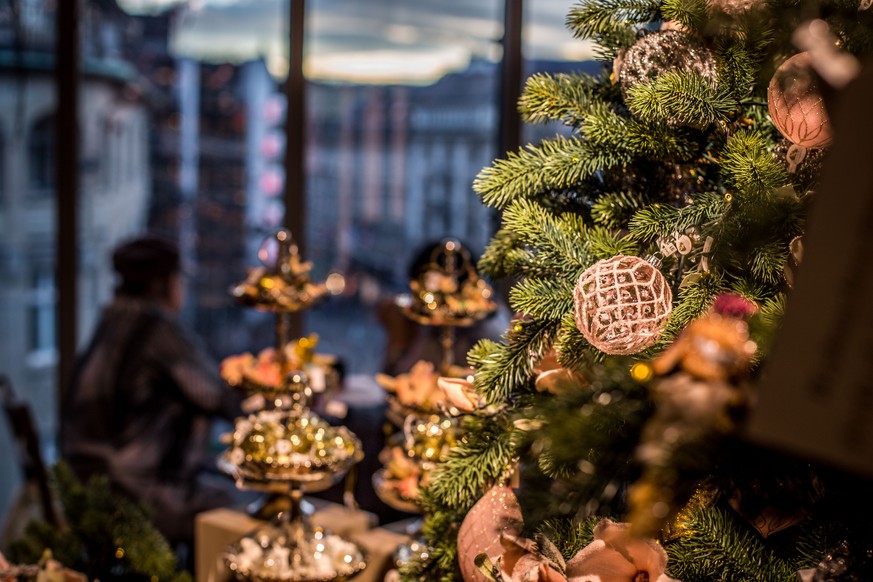 Weihnachten ist ein Arschloch. Ausser, man beobachtet sie von sicherer Distanz und trinkt dabei Champagner.