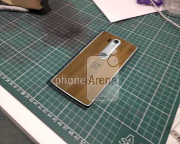 Angeblich die Rückseite des OnePlus 2 aus Holz mit dem Fingerabdruckscanner. 